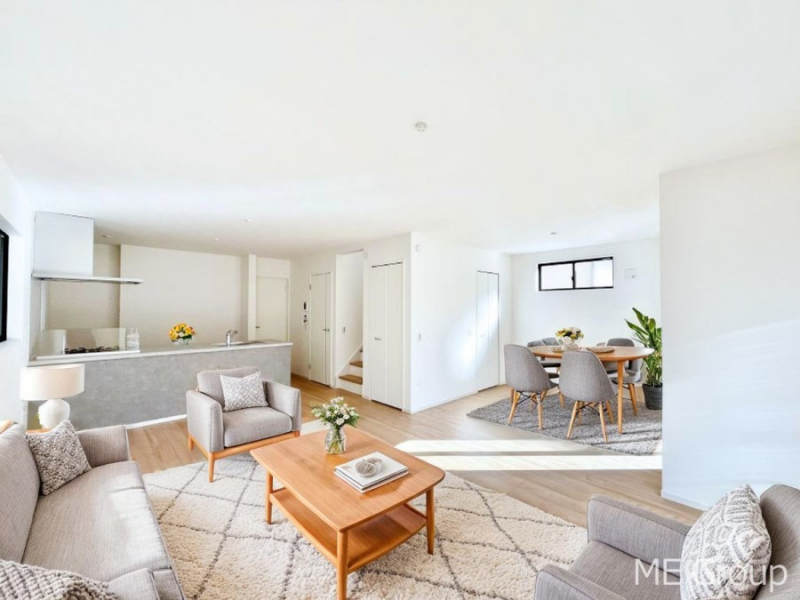 ���r���O�@�Ƒ��̘a�₩�ȉ�b���������Ă������B�J�����̂��郊�r���O�ł��B���Ƌ��CG�ł�  