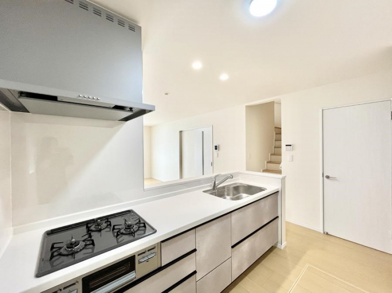 �L�b�`���@���������Ȃ���ł����Ƒ��Ƃ̉�b���y���߂�ΖʃL�b�`��