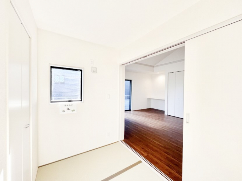 ���̑����ρ@���r���O�Ɨׂ荇���Ă���a���B�ق��ƈꑧ�ł���a�̋�Ԃ��Y�ꂸ�ɁB 