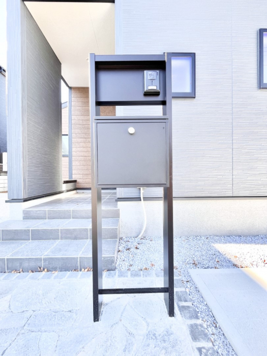 ���̑��@�\�D�E�C���^�[�z���E�|�X�g���ЂƂɏW��B�G���g�����X�ɂȂ��ރV���v���f�U�C���B