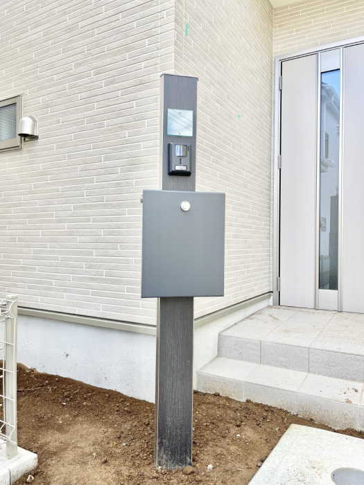 ���̑��@�\�D�E�C���^�[�z���E�|�X�g���ЂƂɏW��B�G���g�����X�ɂȂ��ރV���v���f�U�C���B