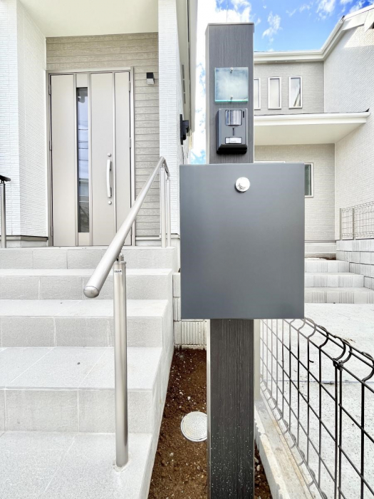 ���̑��@�\�D�E�C���^�[�z���E�|�X�g���ЂƂɏW��B�G���g�����X�ɂȂ��ރV���v���f�U�C���B