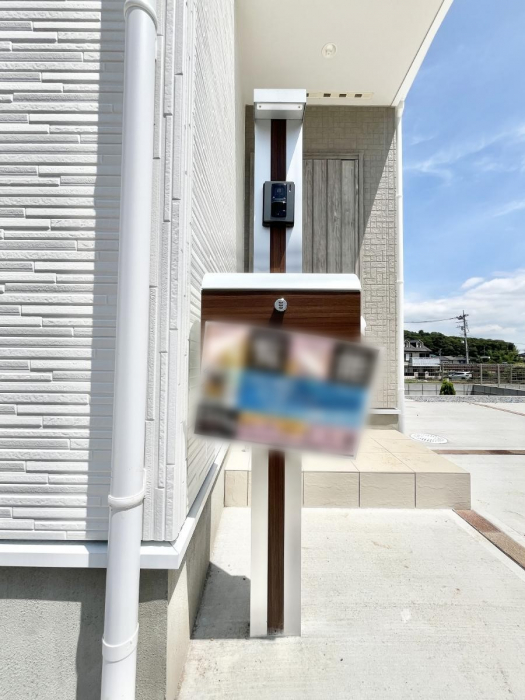 ���̑��@�\�D�E�C���^�[�z���E�|�X�g���ЂƂɏW��B�G���g�����X�ɂȂ��ރV���v���f�U�C���B