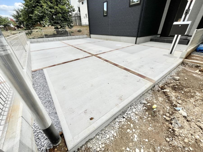 �@����2��\�I�}�Ȃ��q�l�̒��ԂɁB�܂��A���Ƒ��̎��]�ԃX�y�[�X�Ƃ��Ă��劈��B