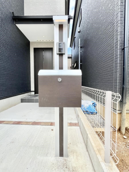 ���̑��@�\�D�E�C���^�[�z���E�|�X�g���ЂƂɏW��B�G���g�����X�ɂȂ��ރV���v���f�U�C���B