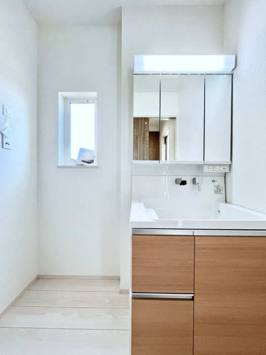 ���ʑ�E���ʏ��@�O�ʋ��̗��ɁA���ϕi��q���p�i�Ȃǂ����[�\�B���ʑ����������ƕۂ��܂��I  