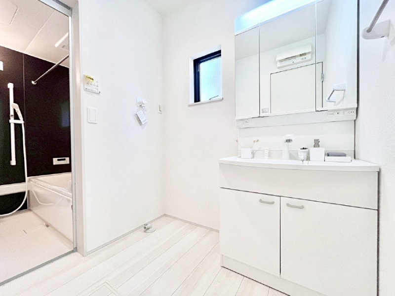 ���̑��@���ʏ��͂�Ƃ�̂���X�y�[�X�ŁA�g�x�x�������̃X�L���P�A���S�ɗ]�T�������Ăł������ł��B  