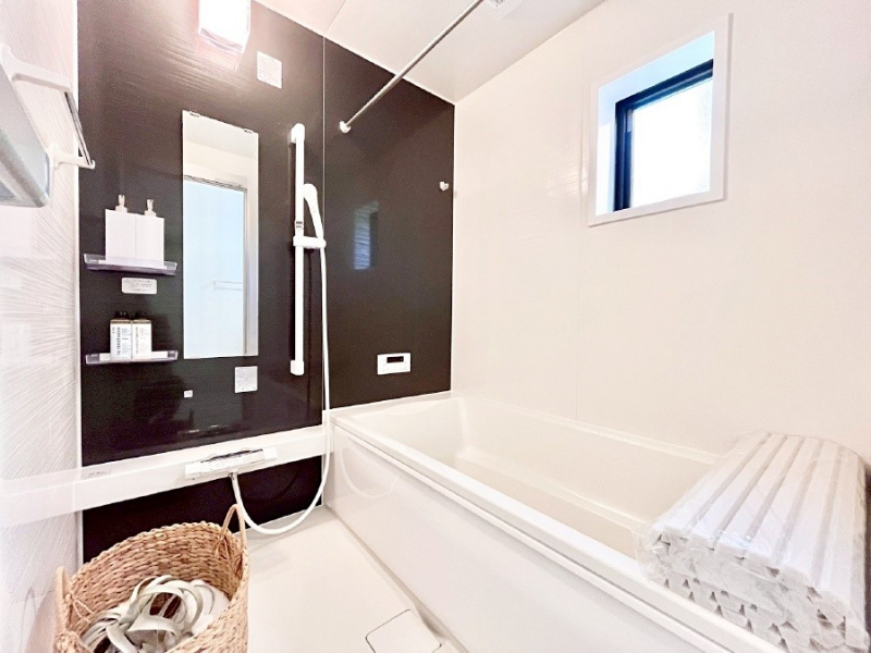 �����@���������̂���_�[�N�J���[����ɂ����o�X���[����1���̔������t���b�V���I