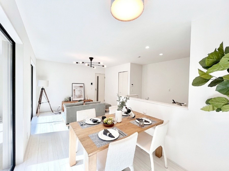 ���r���O�@���邢�z���������A�����̕��͋C�ɖ�������郊�r���O�_�C�j���O 