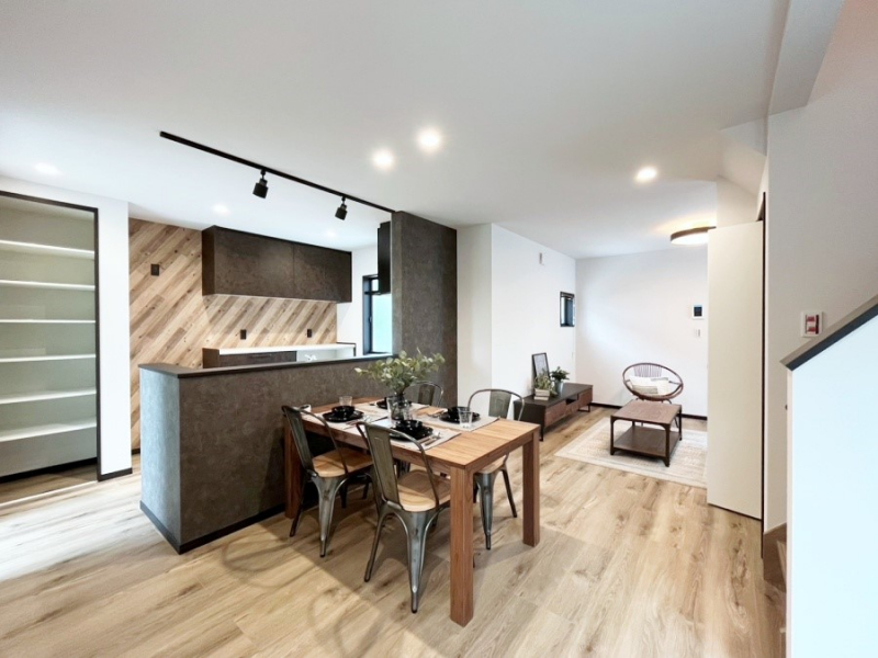 ���r���O�@�Ƒ��̘a�₩�ȉ�b���������Ă������B�J�����̂��郊�r���O�ł��B 