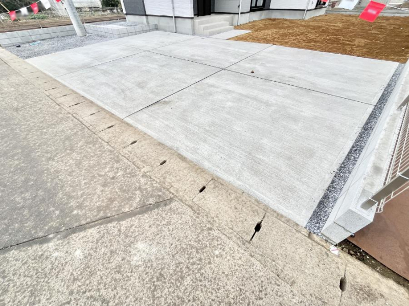 �@����2��\�I�}�Ȃ��q�l�̒��ԂɁB�܂��A���Ƒ��̎��]�ԃX�y�[�X�Ƃ��Ă��劈��B