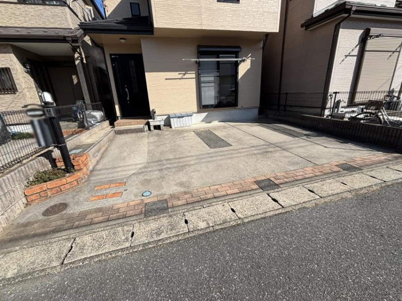 �@����2��\�I�}�Ȃ��q�l�̒��ԂɁB�܂��A���Ƒ��̎��]�ԃX�y�[�X�Ƃ��Ă��劈��B