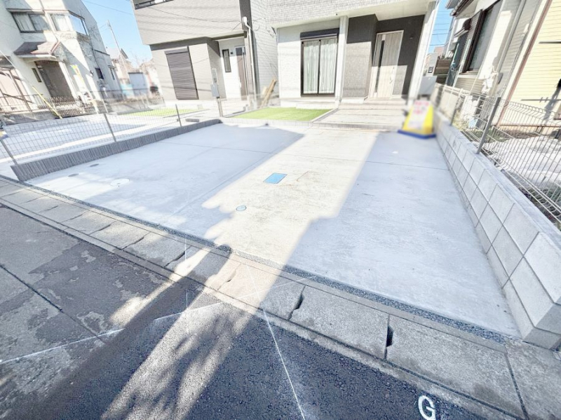 �@����2��\�I�}�Ȃ��q�l�̒��ԂɁB�܂��A���Ƒ��̎��]�ԃX�y�[�X�Ƃ��Ă��劈��B