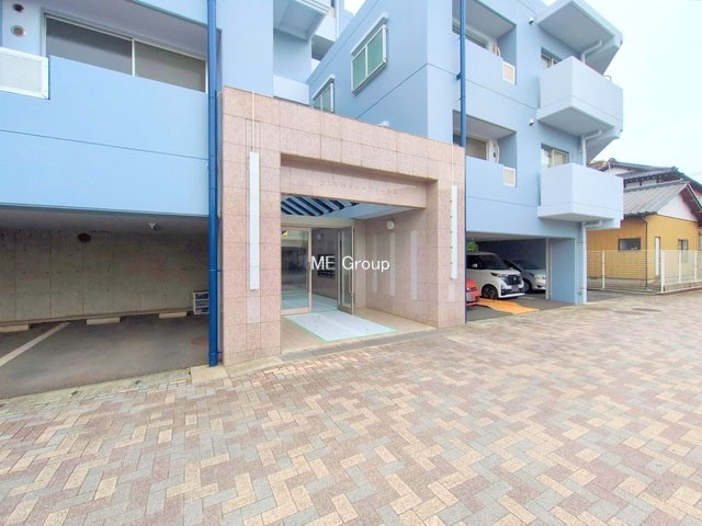 �G���g�����X�@�O�� �Y��ȃG���g�����X�́A���Z�҂�D�����}������Ă���܂�  