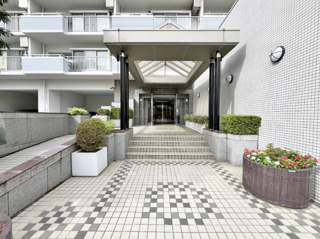 �G���g�����X�@�O�� �Y��ȃG���g�����X�́A���Z�҂�D�����}������Ă���܂�  