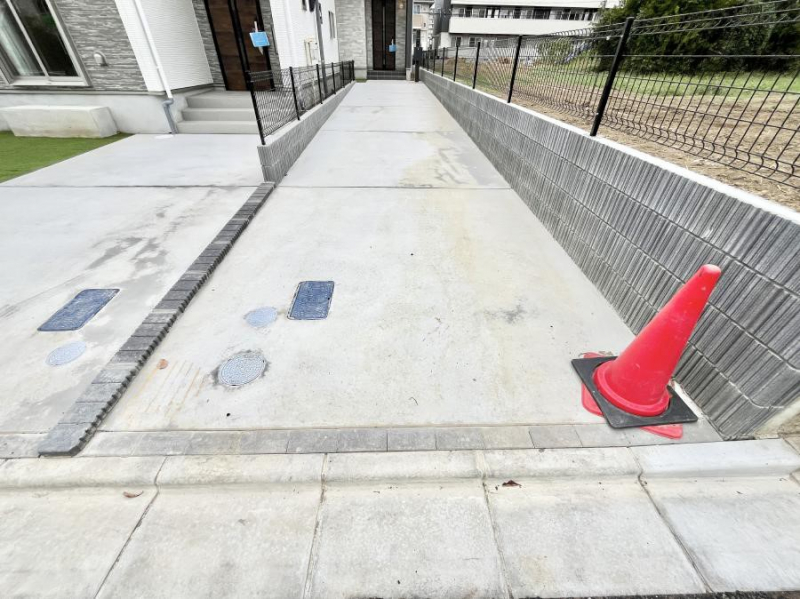 �@����2��\�I�}�Ȃ��q�l�̒��ԂɁB�܂��A���Ƒ��̎��]�ԃX�y�[�X�Ƃ��Ă��劈��B