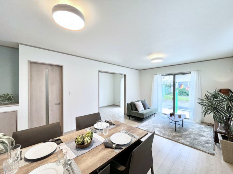 ���r���O�@���邢�z���������A�����̕��͋C�ɖ�������郊�r���O�E�_�C�j���O�B 