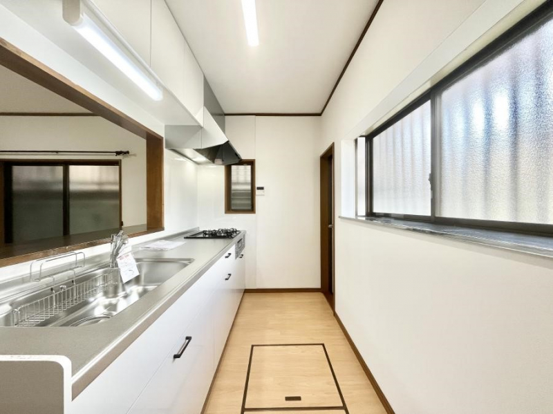 �L�b�`���@�u�₩�ȕ����ʂ蔲����L�b�`���B�����������̂Ŗ��邭���C�ɂ��𗧂��܂��B