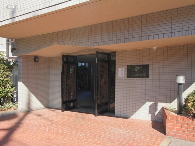 ���ց@�O�� �Y��ȃG���g�����X�́A���Z�҂�D�����}������Ă���܂�  