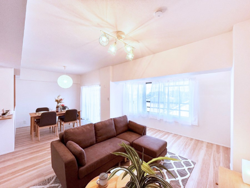 ���r���O�@���R������荞�܂�A�Ƒ��c���̏ꏊ�𖾂邭���o