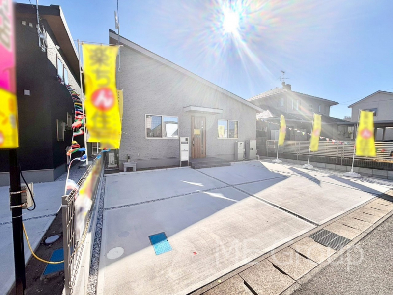 �@���ԂR��\�I�}�Ȃ��q�l�̒��ԂɁB�܂��A���Ƒ��̎��]�ԃX�y�[�X�Ƃ��Ă��劈��B