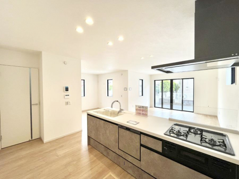 �L�b�`���@���������Ȃ���ł����Ƒ��Ƃ̉�b���y���߂�ΖʃL�b�`��