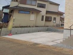 �@����3��\�I�}�Ȃ��q�l�̒��ԂɁB�܂��A���Ƒ��̎��]�ԃX�y�[�X�Ƃ��Ă��劈��B