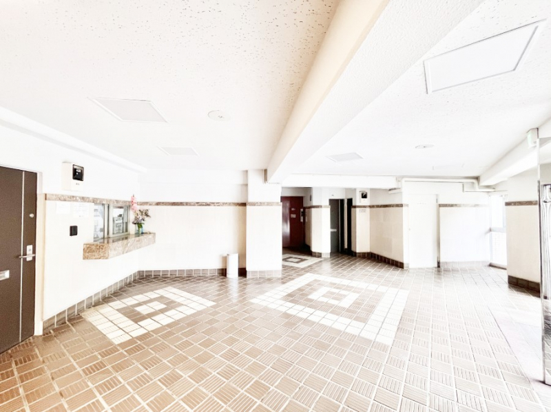 ���̑��@�҂����킹�ꏊ�Ƃ��Ă��֗��ȃG���g�����X���r�[ 