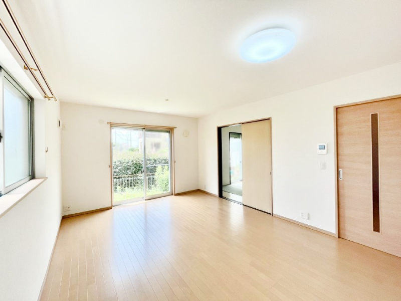 ���r���O�@���R������荞�܂�A�Ƒ��c���̏ꏊ�𖾂邭���o