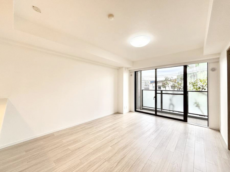 ���r���O�@���R������荞�܂�A�Ƒ��c���̏ꏊ�𖾂邭���o