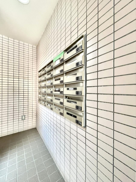 ���̑��@�|�X�g�̓G���g�����X���ɂ���̂ŉJ�ɔG�ꂸ�X�ւ��󂯎��܂��ˁI