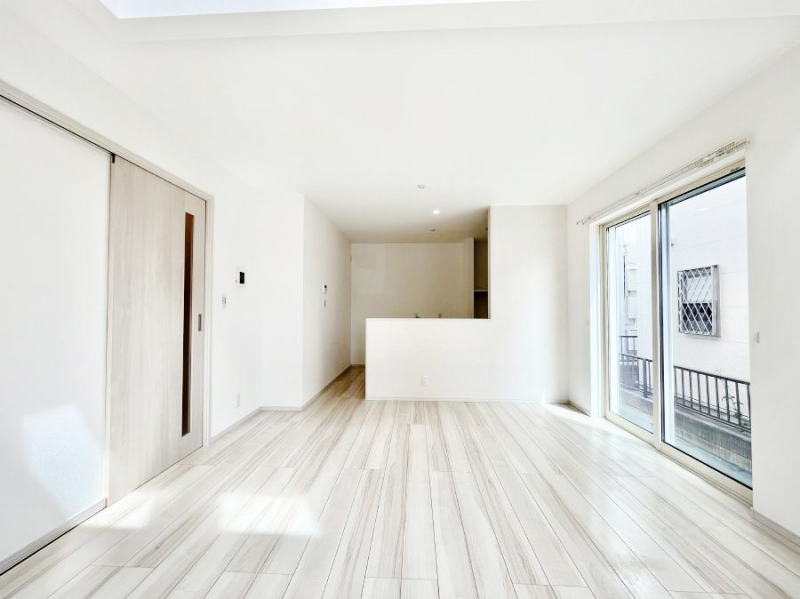 ���r���O�@���邢�z���������A�����̕��͋C�ɖ�������郊�r���O�E�_�C�j���O�B   