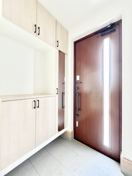 ���ց@�K���X�X���b�g�̓��������փh�A�������Ɍ���͂��Ă���܂�  