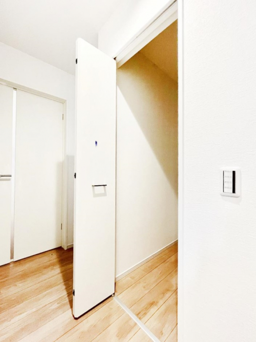 ���̑��@1�K�z�[���ɂ͋G�ߕi���̕i�Ȃǂ����Ղ���[�o����E�H�[�N�C���N���[�[�b�g�I