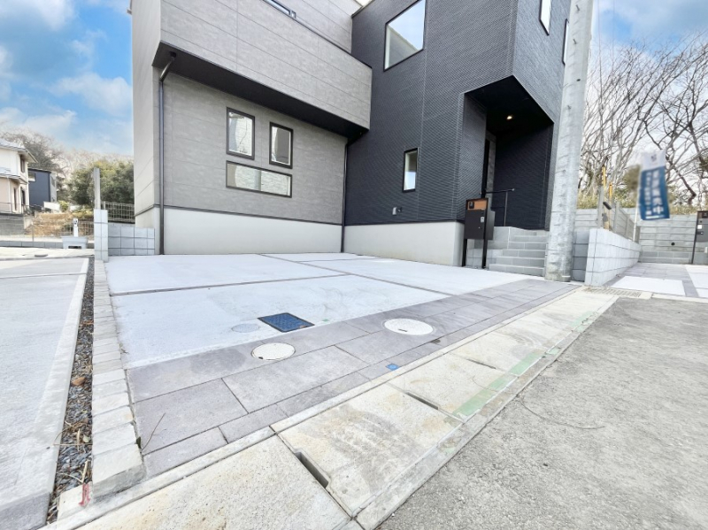 �@����2��\�I�}�Ȃ��q�l�̒��ԂɁB�܂��A���Ƒ��̎��]�ԃX�y�[�X�Ƃ��Ă��劈��B