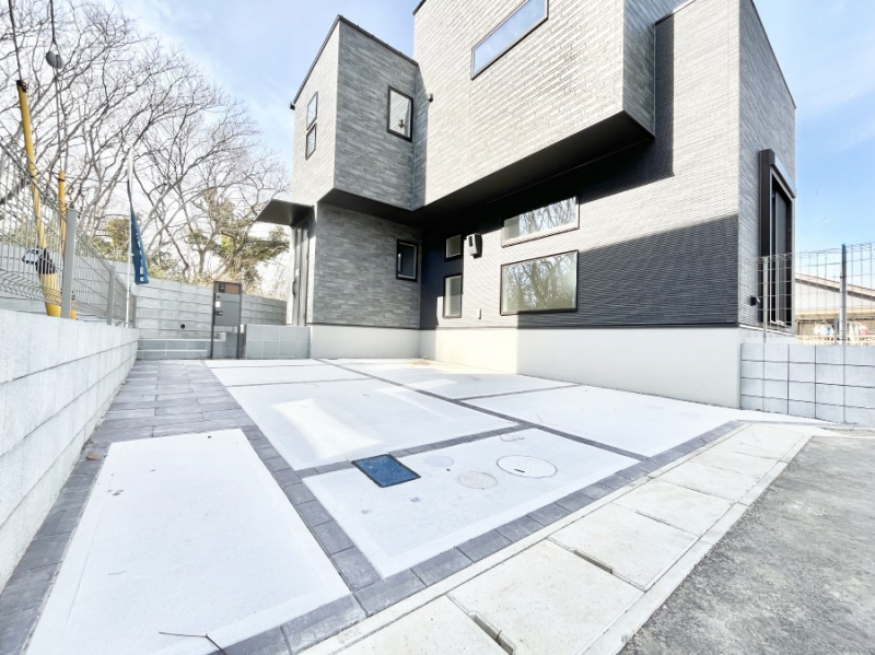 �@����2��\�I�}�Ȃ��q�l�̒��ԂɁB�܂��A���Ƒ��̎��]�ԃX�y�[�X�Ƃ��Ă��劈��B