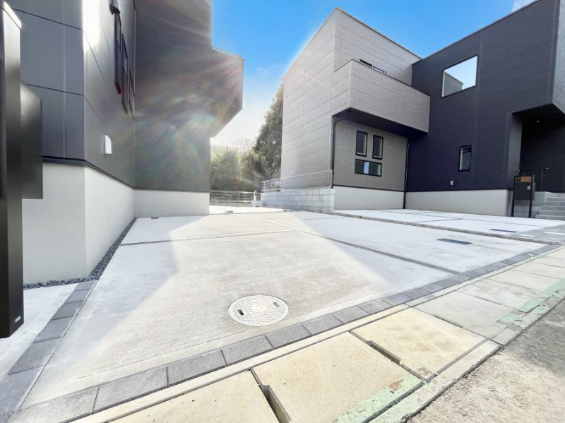 �@����2��\�I�}�Ȃ��q�l�̒��ԂɁB�܂��A���Ƒ��̎��]�ԃX�y�[�X�Ƃ��Ă��劈��B