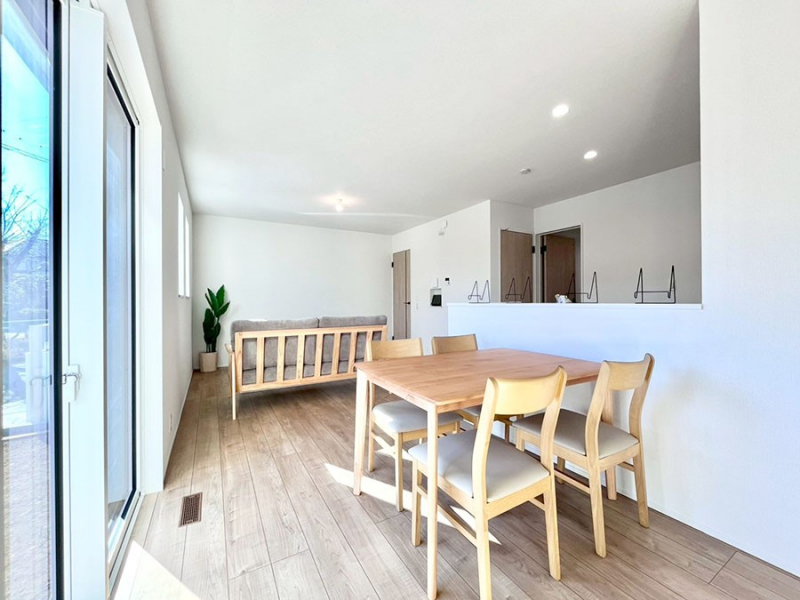 ���r���O�@���邢�z���������A�����̕��͋C�ɖ�������郊�r���O�E�_�C�j���O�B 