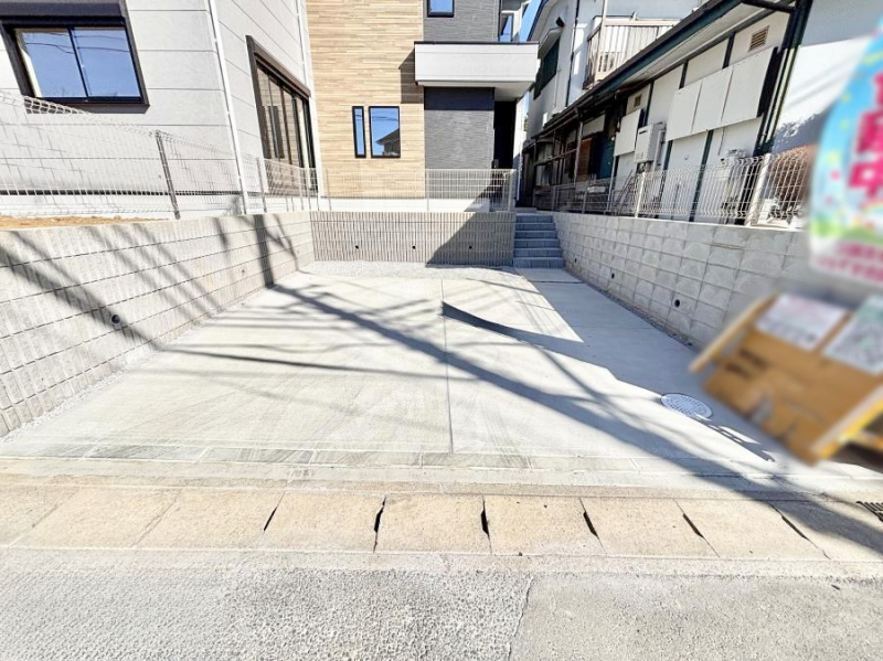 �@����2��\�I�}�Ȃ��q�l�̒��ԂɁB�܂��A���Ƒ��̎��]�ԃX�y�[�X�Ƃ��Ă��劈��B