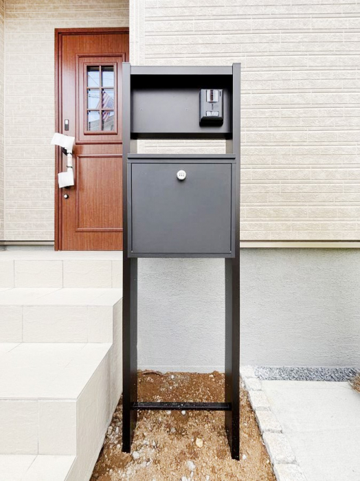 ���̑��@�\�D�E�C���^�[�z���E�|�X�g���ЂƂɏW��B�G���g�����X�ɂȂ��ރV���v���f�U�C���B