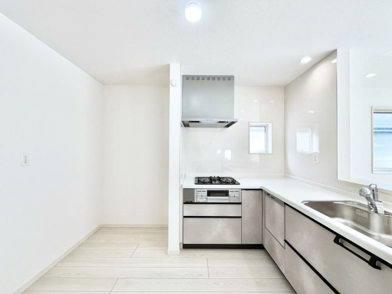 �L�b�`���@�u�₩�ȕ����ʂ蔲����L�b�`���B��������̂Ŗ��邭���C�ɂ��𗧂��܂��B