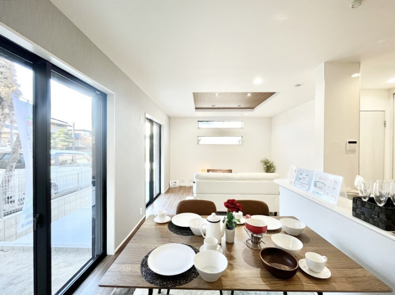 ���r���O�@���邢�z���������A�����̕��͋C�ɖ�������郊�r���O�E�_�C�j���O�B 