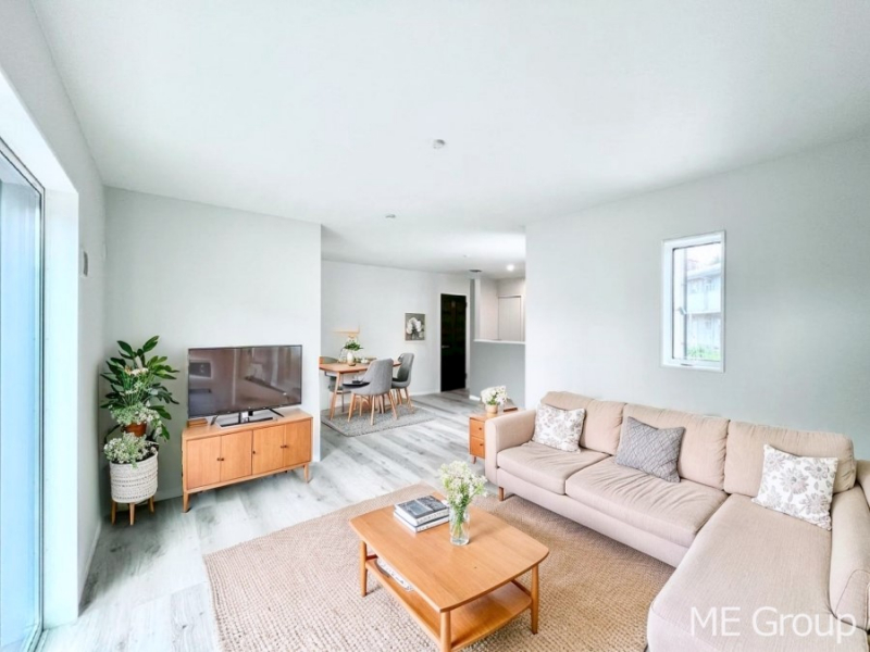 ���r���O�@�Ƒ��̘a�₩�ȉ�b���������Ă������B�J�����̂��郊�r���O�ł��B ���Ƌ��CG�ł�