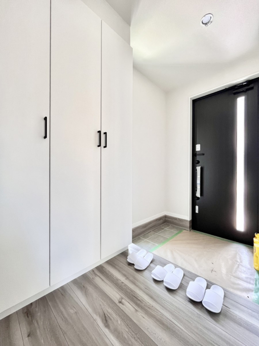 ���ց@�K���X�X���b�g�̓��������փh�A�������Ɍ���͂��Ă���܂�    