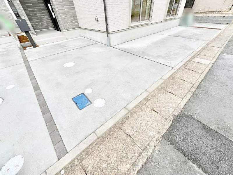 �@����2��\�I�}�Ȃ��q�l�̒��ԂɁB�܂��A���Ƒ��̎��]�ԃX�y�[�X�Ƃ��Ă��劈��B