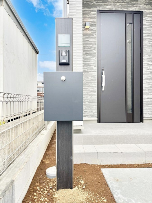 ���̑��@�\�D�E�C���^�[�z���E�|�X�g���ЂƂɏW��B�G���g�����X�ɂȂ��ރV���v���f�U�C���B