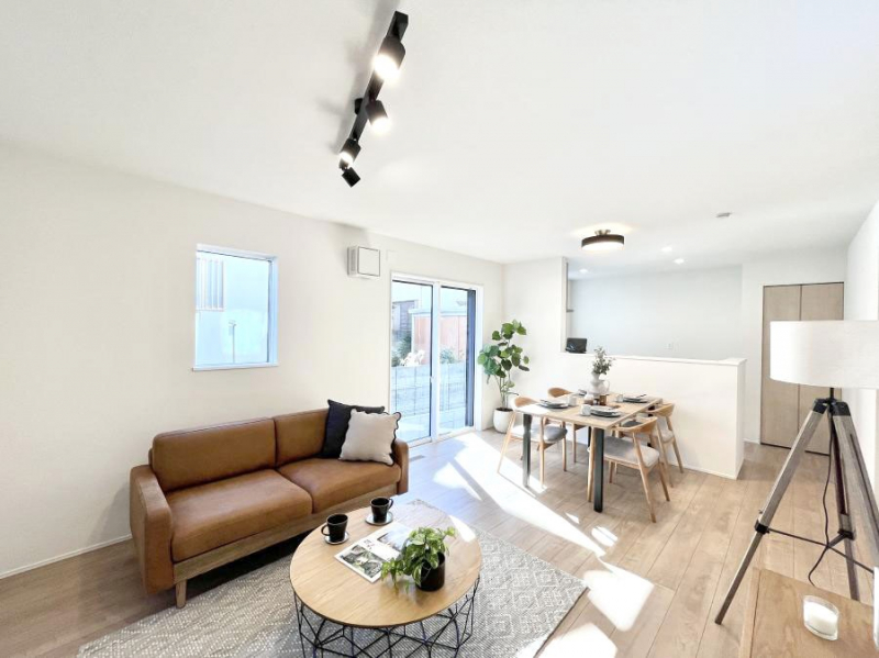 ���r���O�@���Ƒ��̓��₩�Șb�����ŕ�܂�閾�邢���r���O