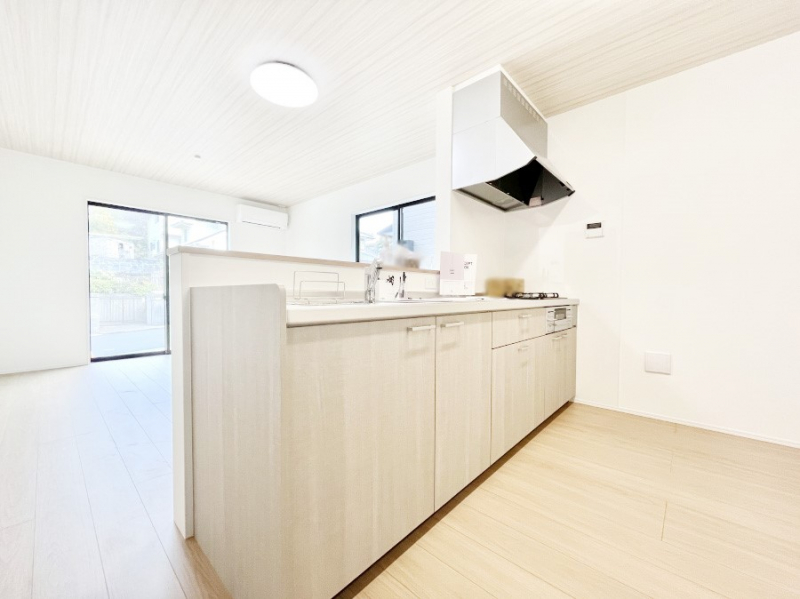 �L�b�`���@���Ƒ��̉�b�e�ޑΖʃL�b�`���B���������̃p�p�}�}�����Ƒ��Ɖ߂������Ԃ����������I