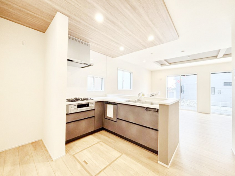 �L�b�`���@���Ƒ��̉�b�e�ޑΖʃL�b�`���B���������̃p�p�}�}�����Ƒ��Ɖ߂������Ԃ����������I