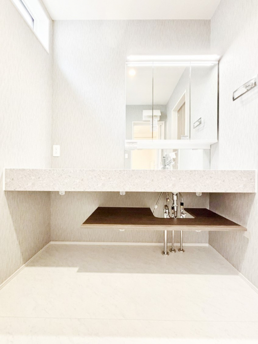 ���ʑ�E���ʏ��@���������ۂ��₷���������ꂽ�f�U�C���̃t���t���b�g�J�E���^�[���̗p�������ʉ��ϑ�